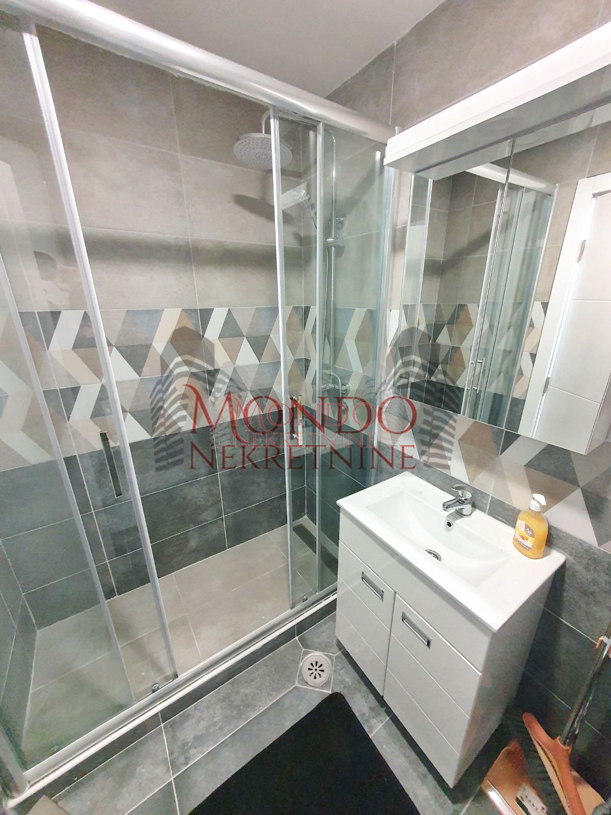 Jednoiposoban stan kod Čaira u  naselju “Vagres City”.