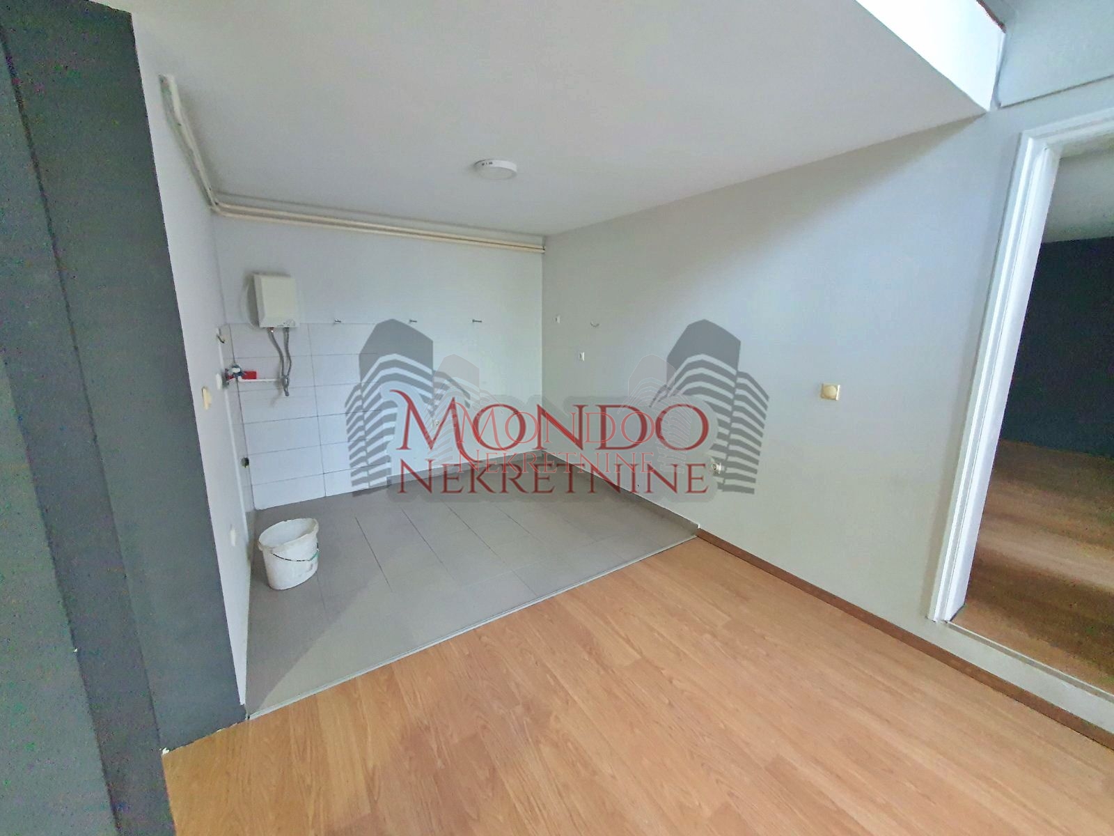 Izdaje se kuća na Panteleju kao poslovni prostor