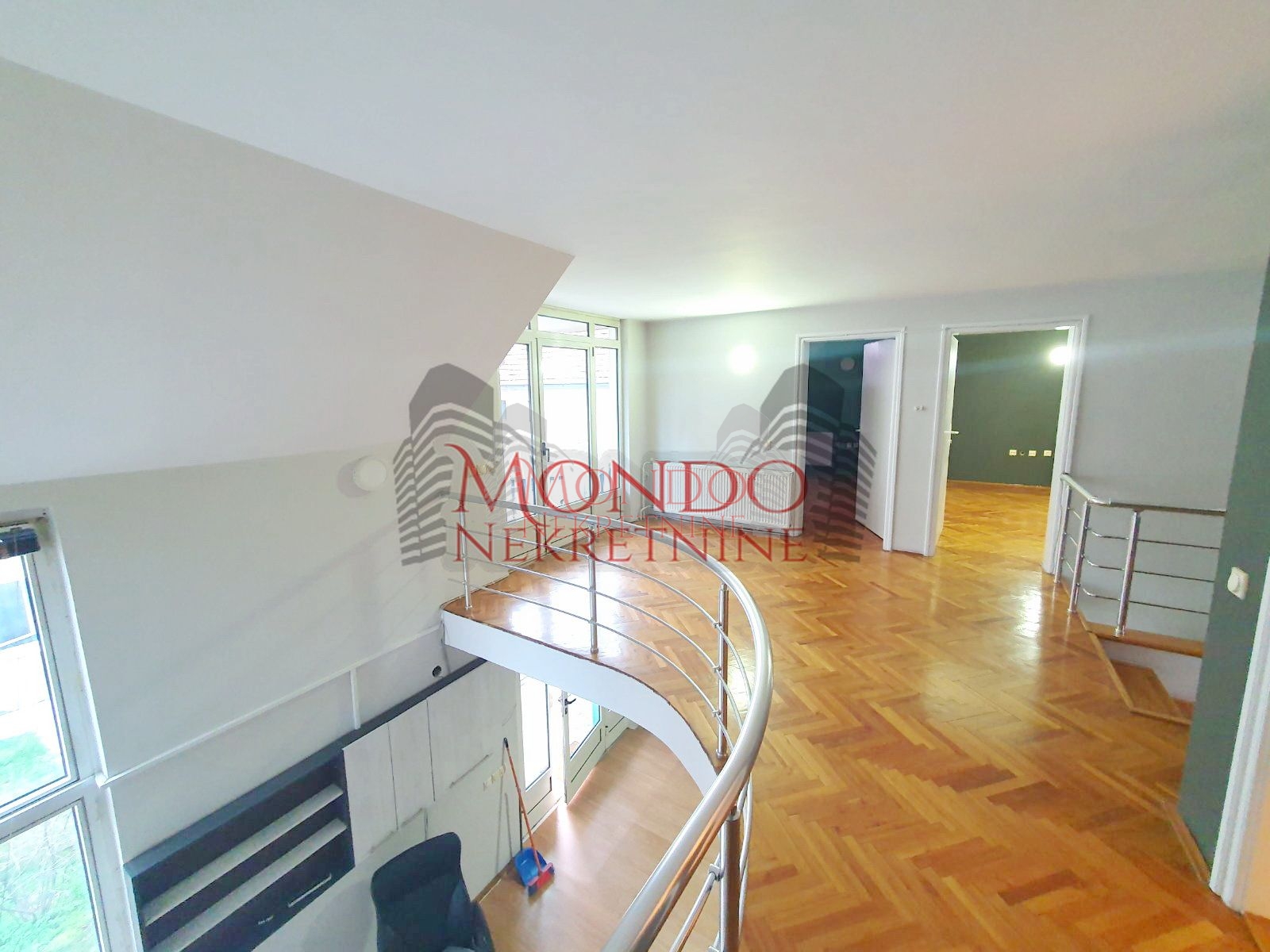 Izdaje se kuća na Panteleju kao poslovni prostor