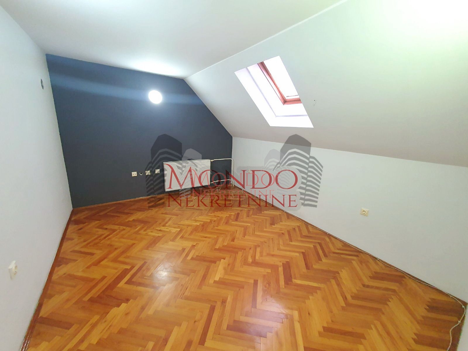 Izdaje se kuća na Panteleju kao poslovni prostor