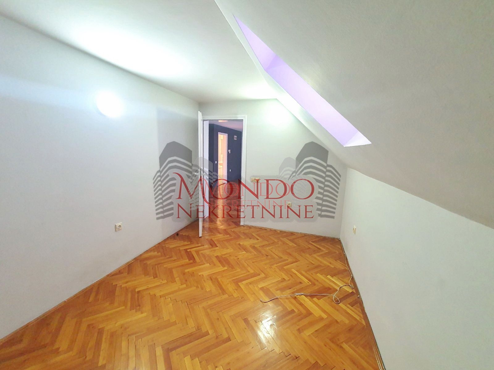 Izdaje se kuća na Panteleju kao poslovni prostor