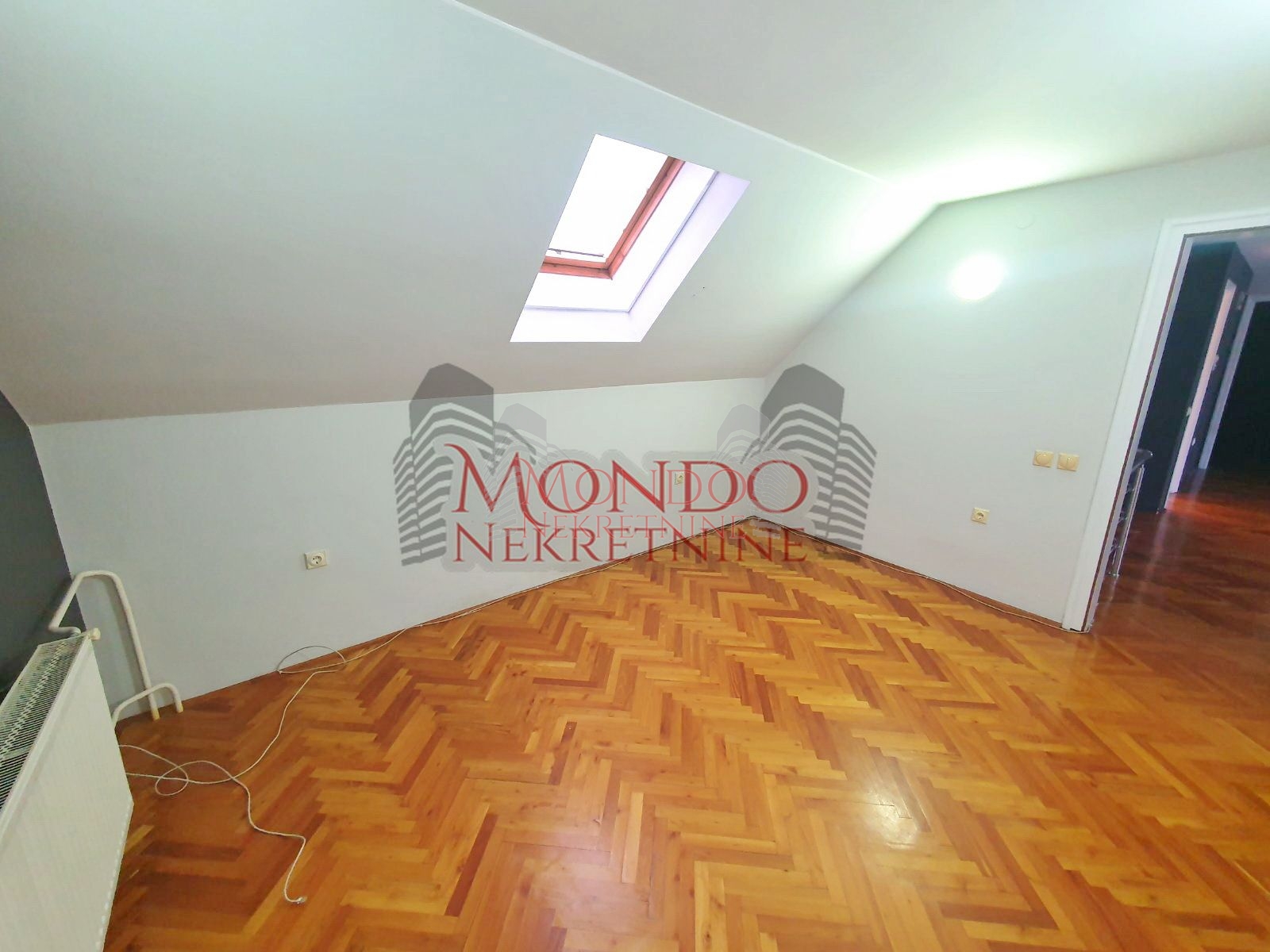 Izdaje se kuća na Panteleju kao poslovni prostor