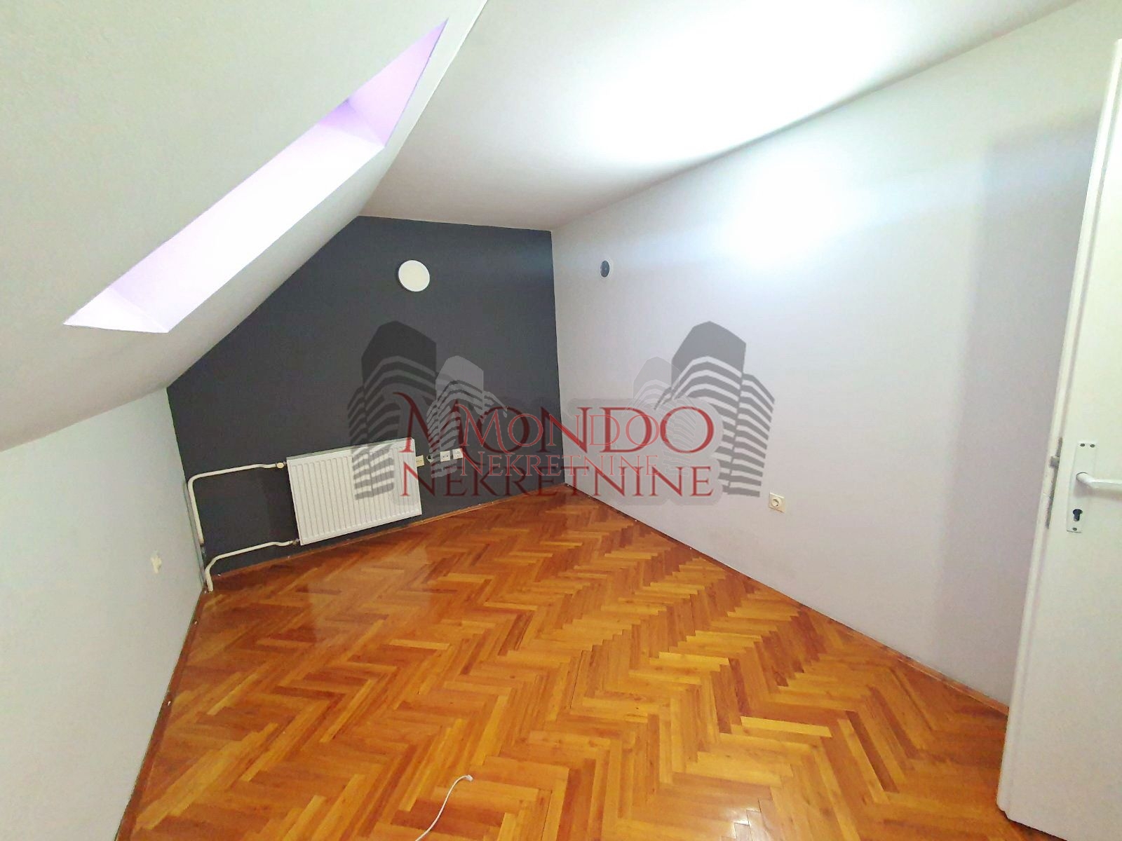 Izdaje se kuća na Panteleju kao poslovni prostor