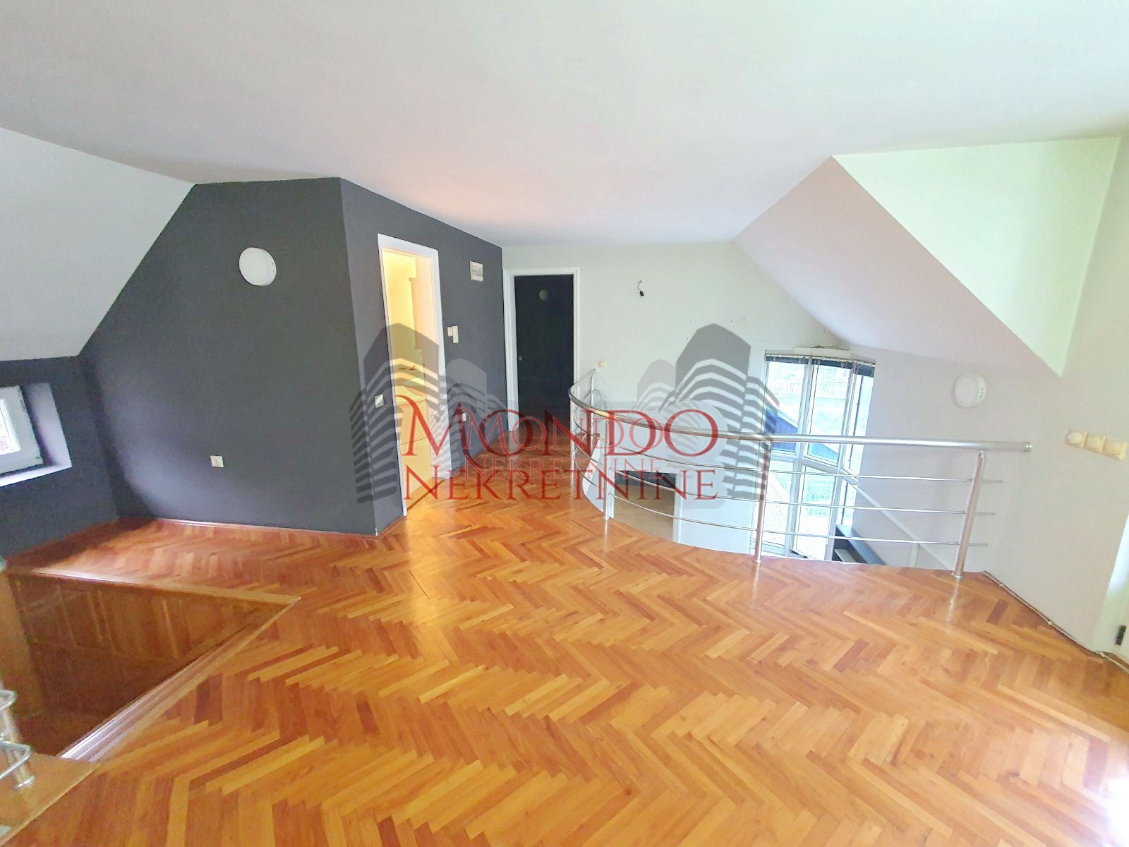 Izdaje se kuća na Panteleju kao poslovni prostor