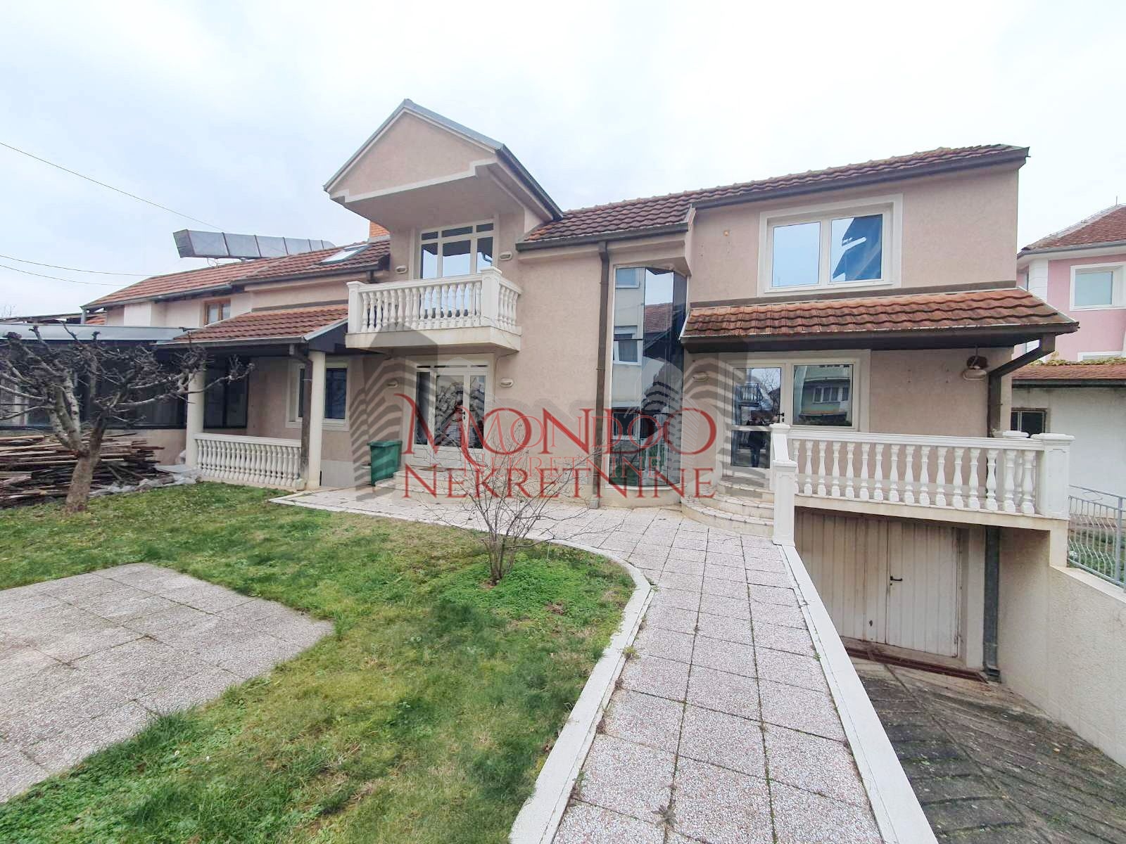 Izdaje se kuća na Panteleju kao poslovni prostor