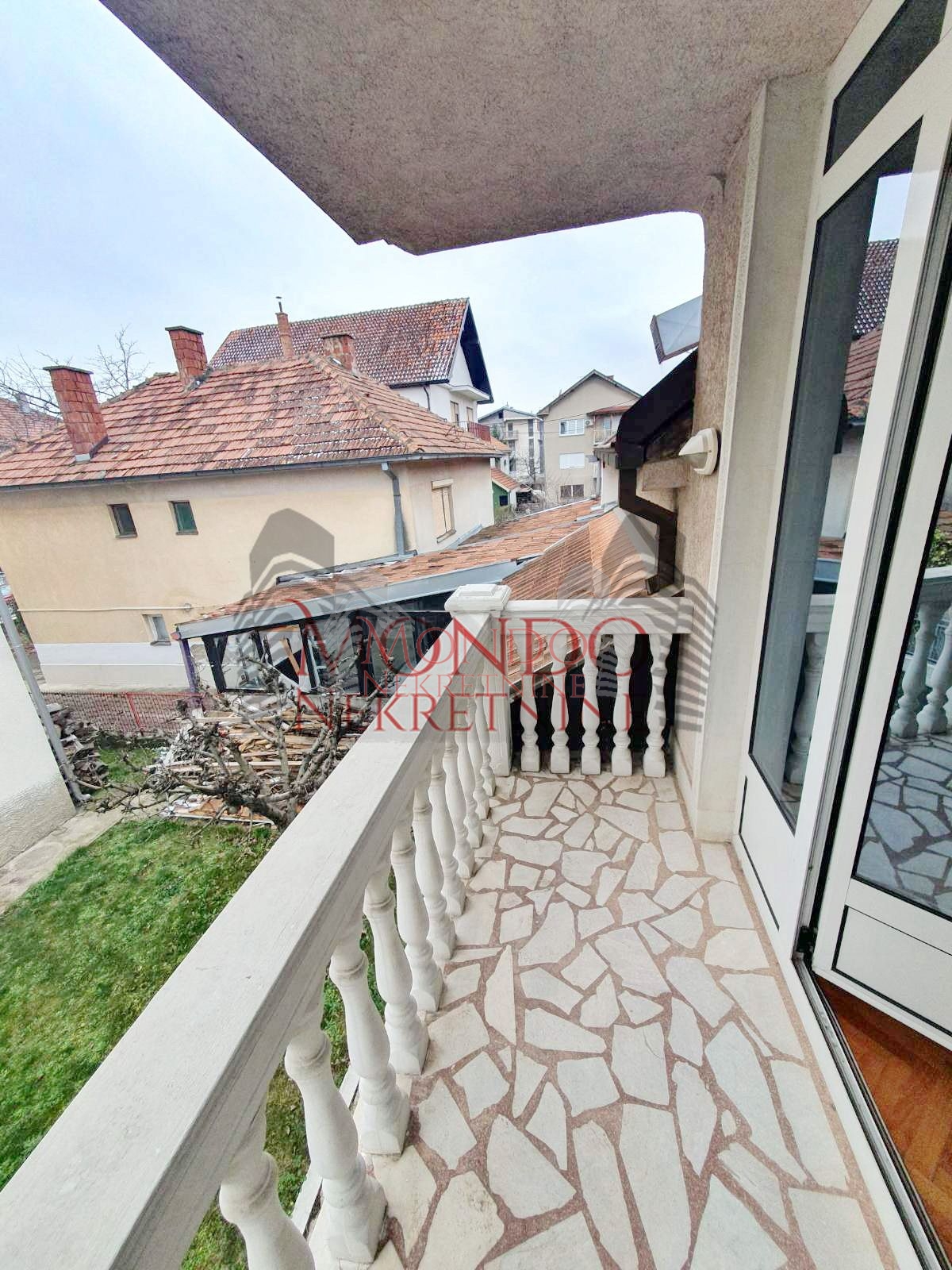 Izdaje se kuća na Panteleju kao poslovni prostor