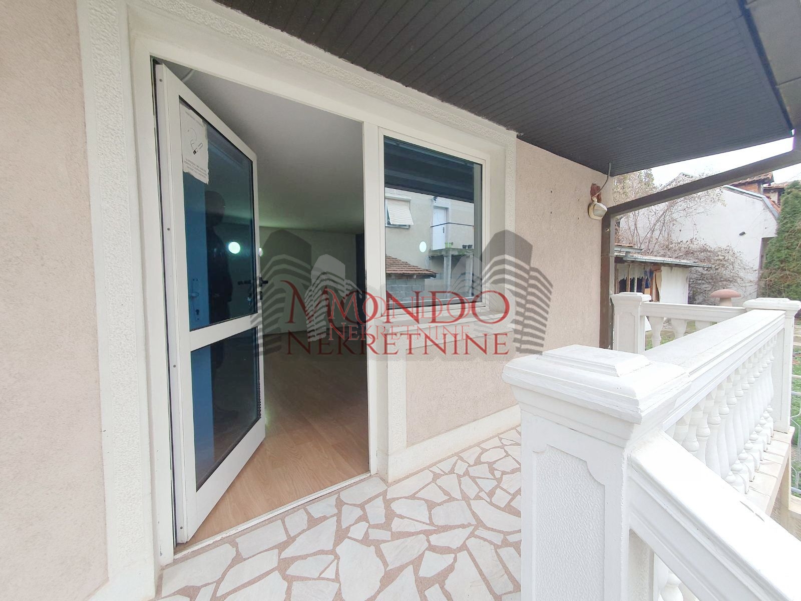 Izdaje se kuća na Panteleju kao poslovni prostor