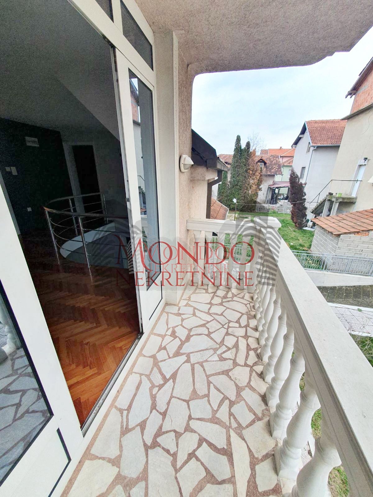 Izdaje se kuća na Panteleju kao poslovni prostor