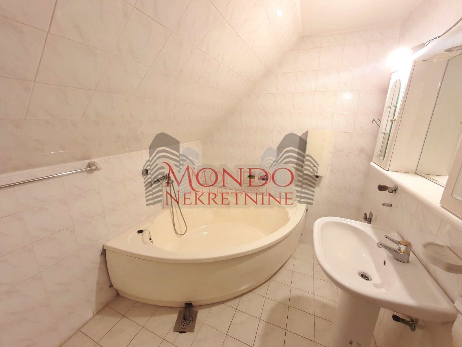 Izdaje se kuća na Panteleju kao poslovni prostor