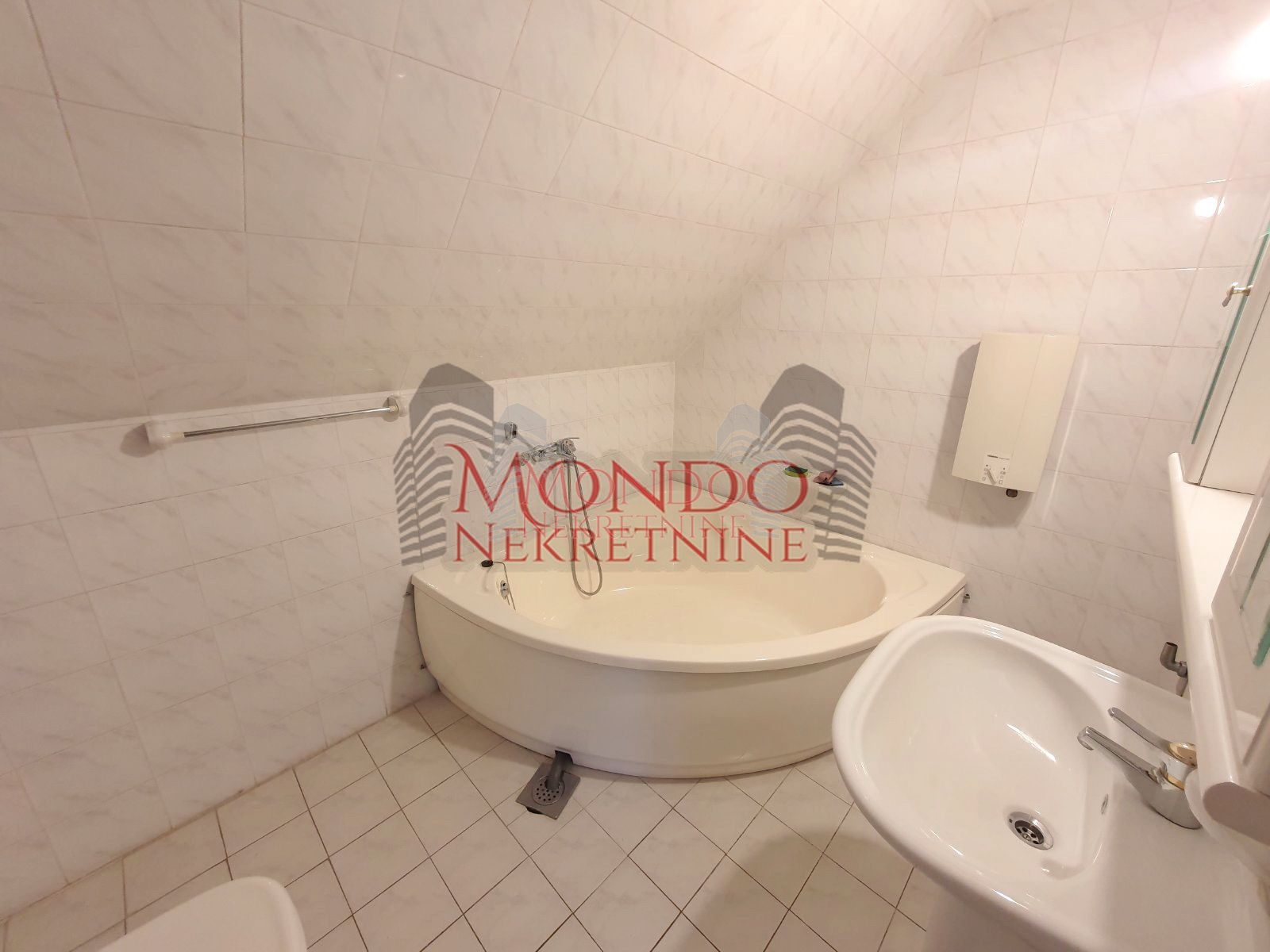 Izdaje se kuća na Panteleju kao poslovni prostor