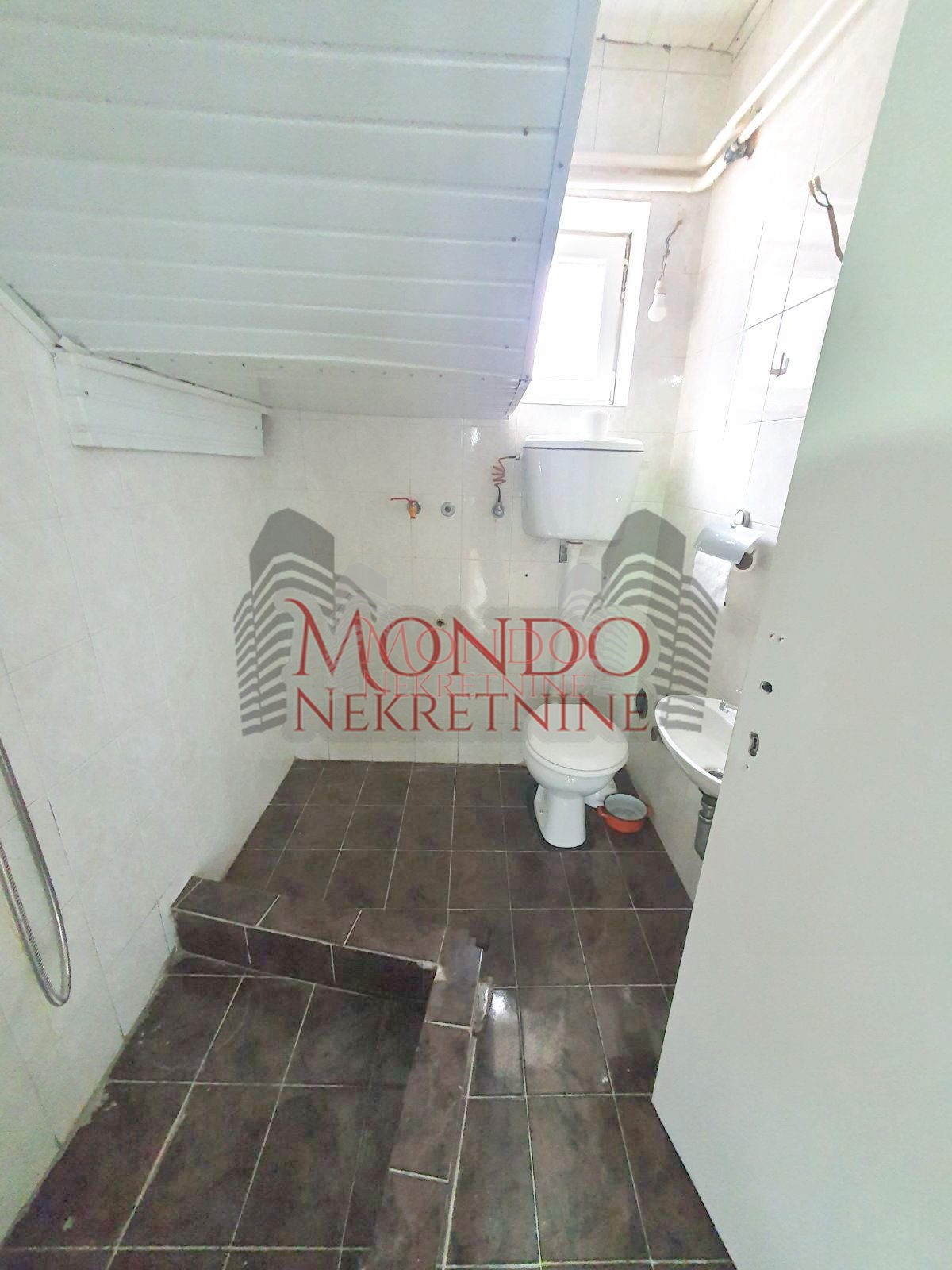 Izdaje se kuća na Panteleju kao poslovni prostor