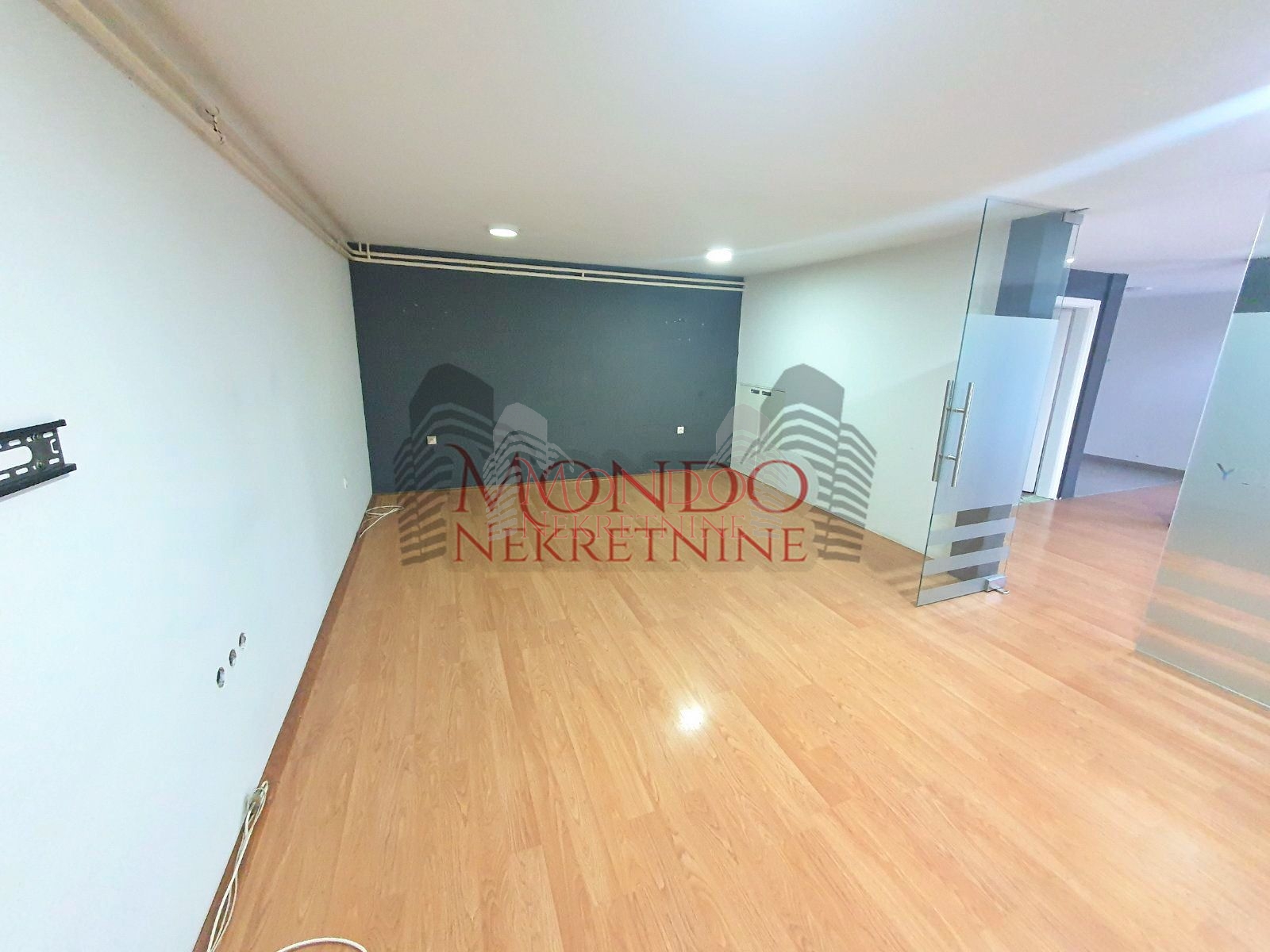 Izdaje se kuća na Panteleju kao poslovni prostor