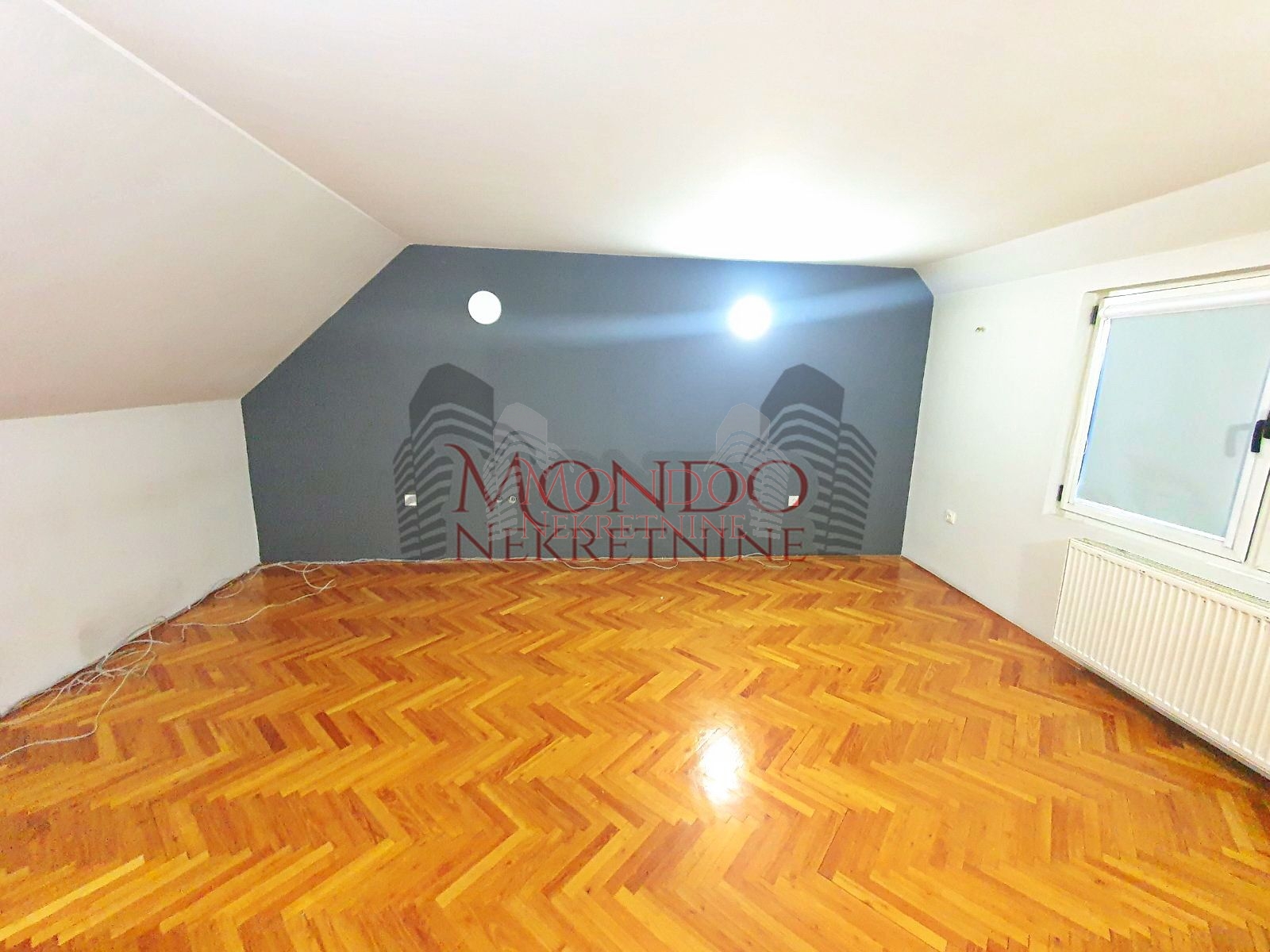 Izdaje se kuća na Panteleju kao poslovni prostor