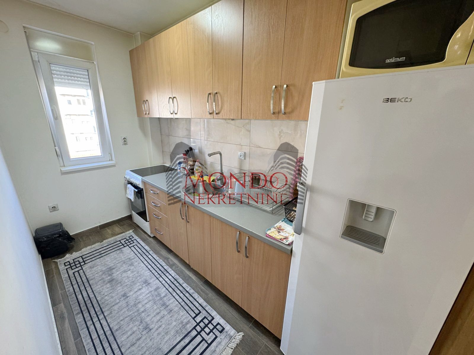 Jednoiposoban stan u blizini Crvenog pevca i parka Cair, parking