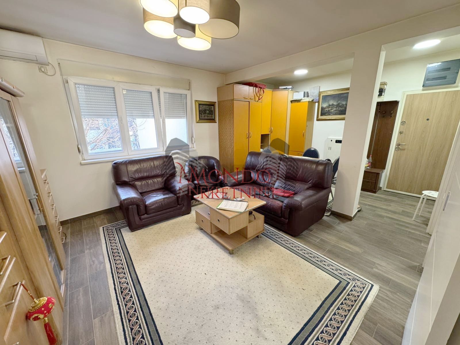 Jednoiposoban stan u blizini Crvenog pevca i parka Cair, parking