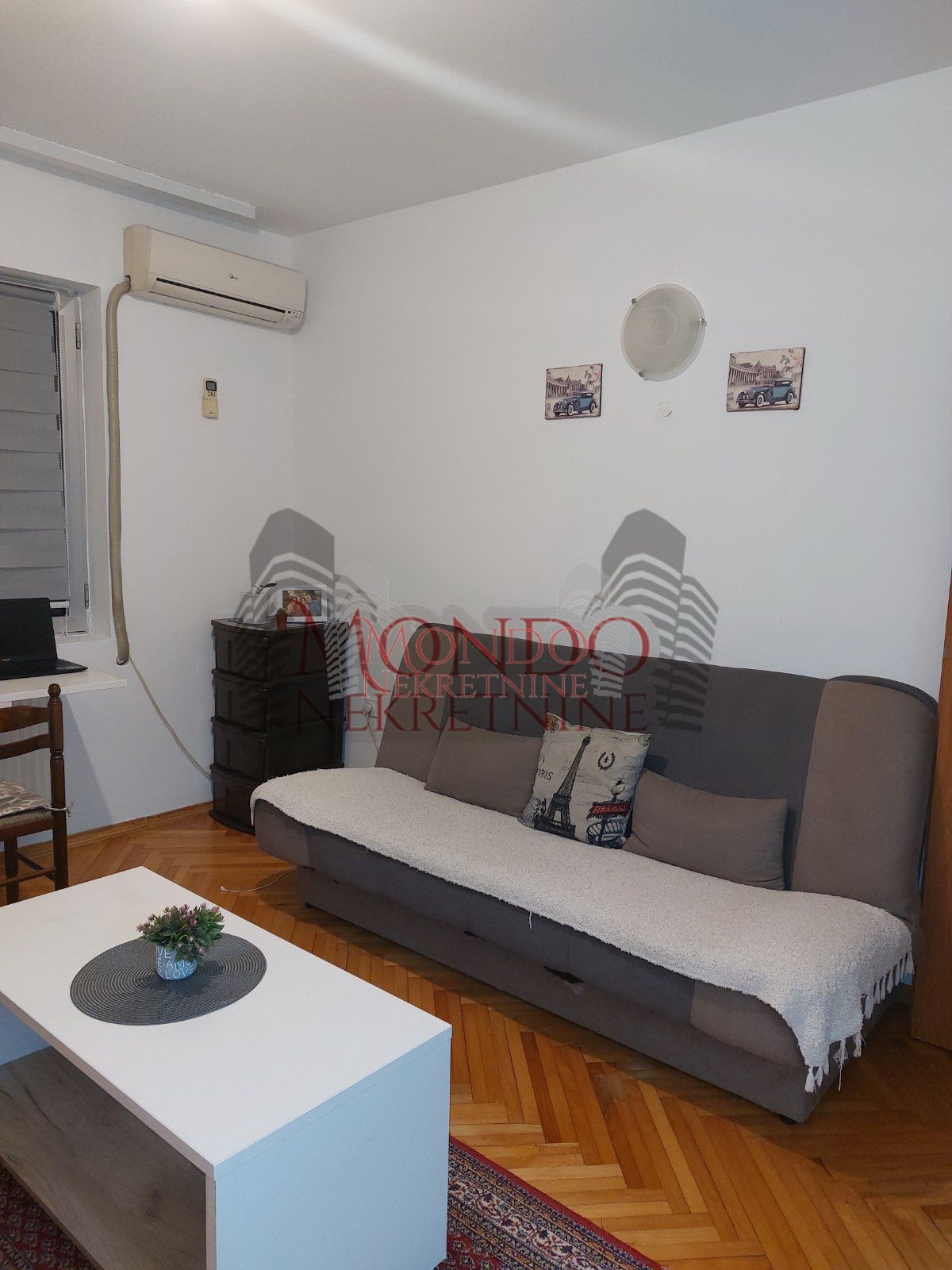 Garsonjera kod Doma zdravlja.