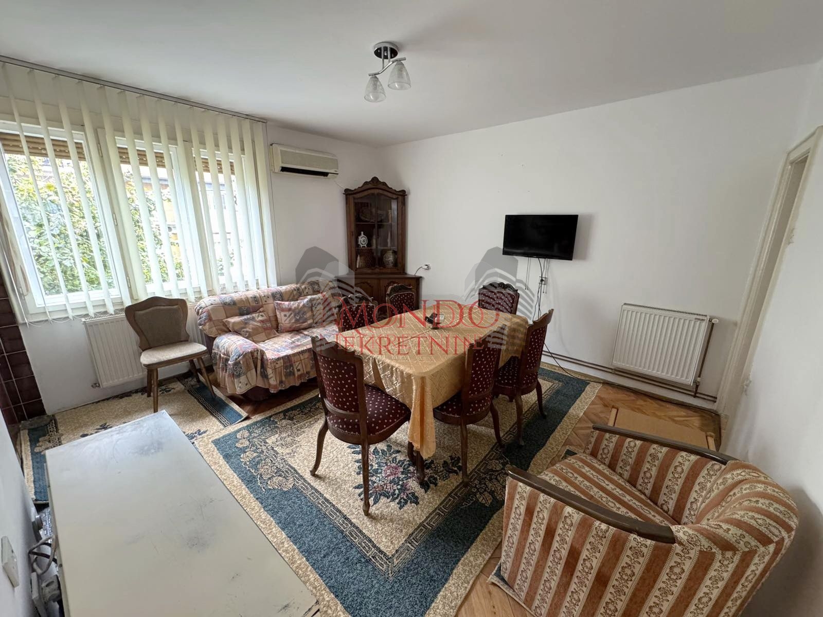 Dvoipsooban stan u kuci iza tri solitera u Durlanu