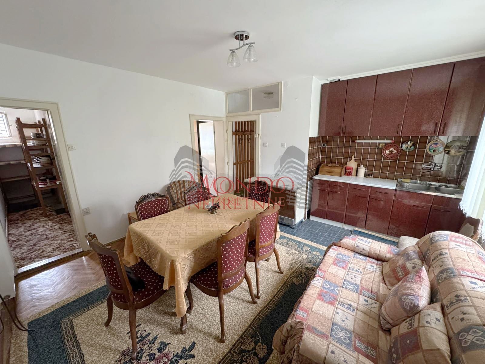 Dvoipsooban stan u kuci iza tri solitera u Durlanu