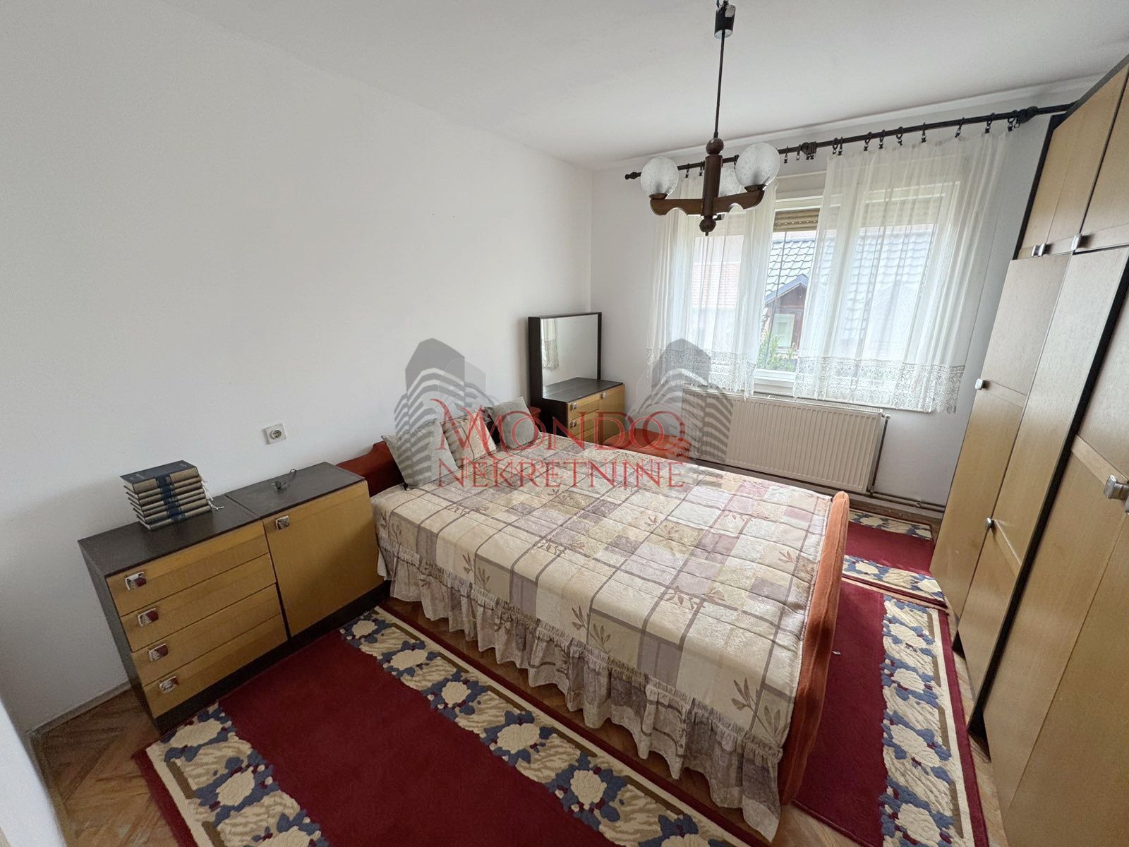 Dvoipsooban stan u kuci iza tri solitera u Durlanu