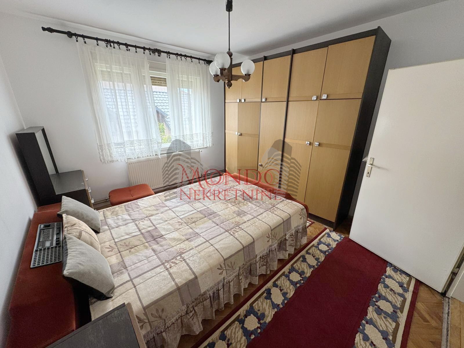 Dvoipsooban stan u kuci iza tri solitera u Durlanu