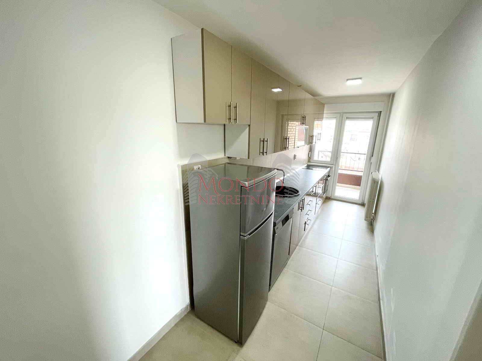 Troiposoban Stan Kao Poslovni Prostor Kod Pravnog Fakulteta,,86m2, Niš