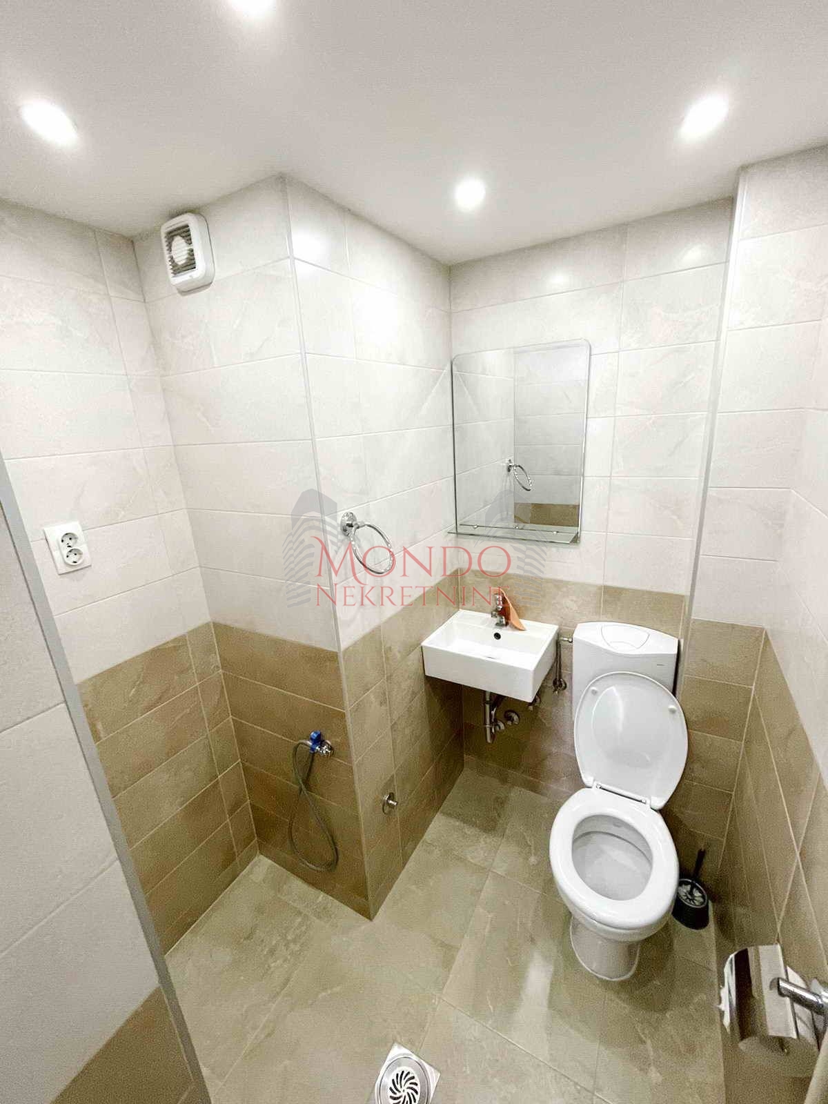 Troiposoban Stan Kod Pravnog Fakulteta, CG, 86m2, Niš