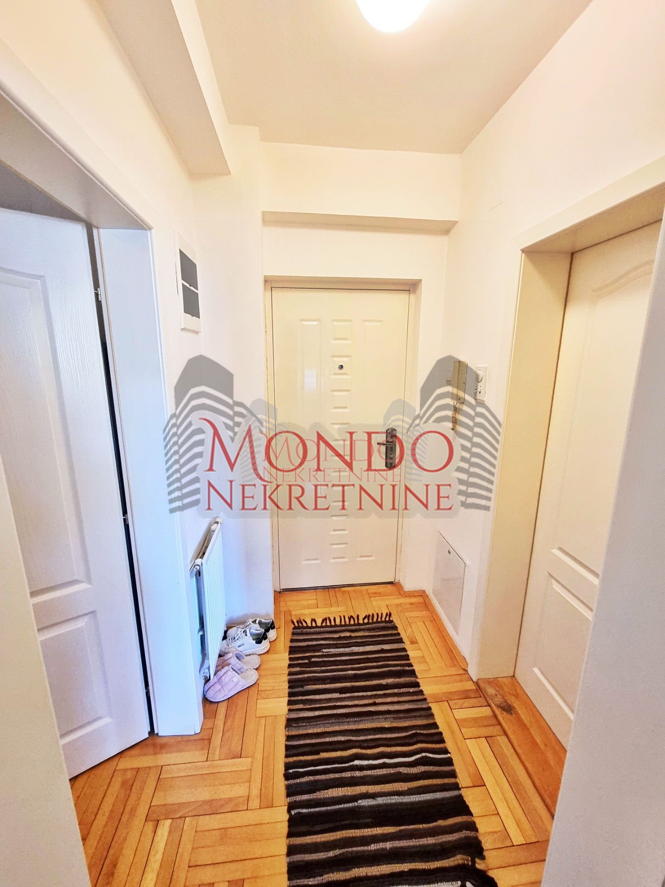 Izdaje se jednoiposoban stan preko puta parka Cair