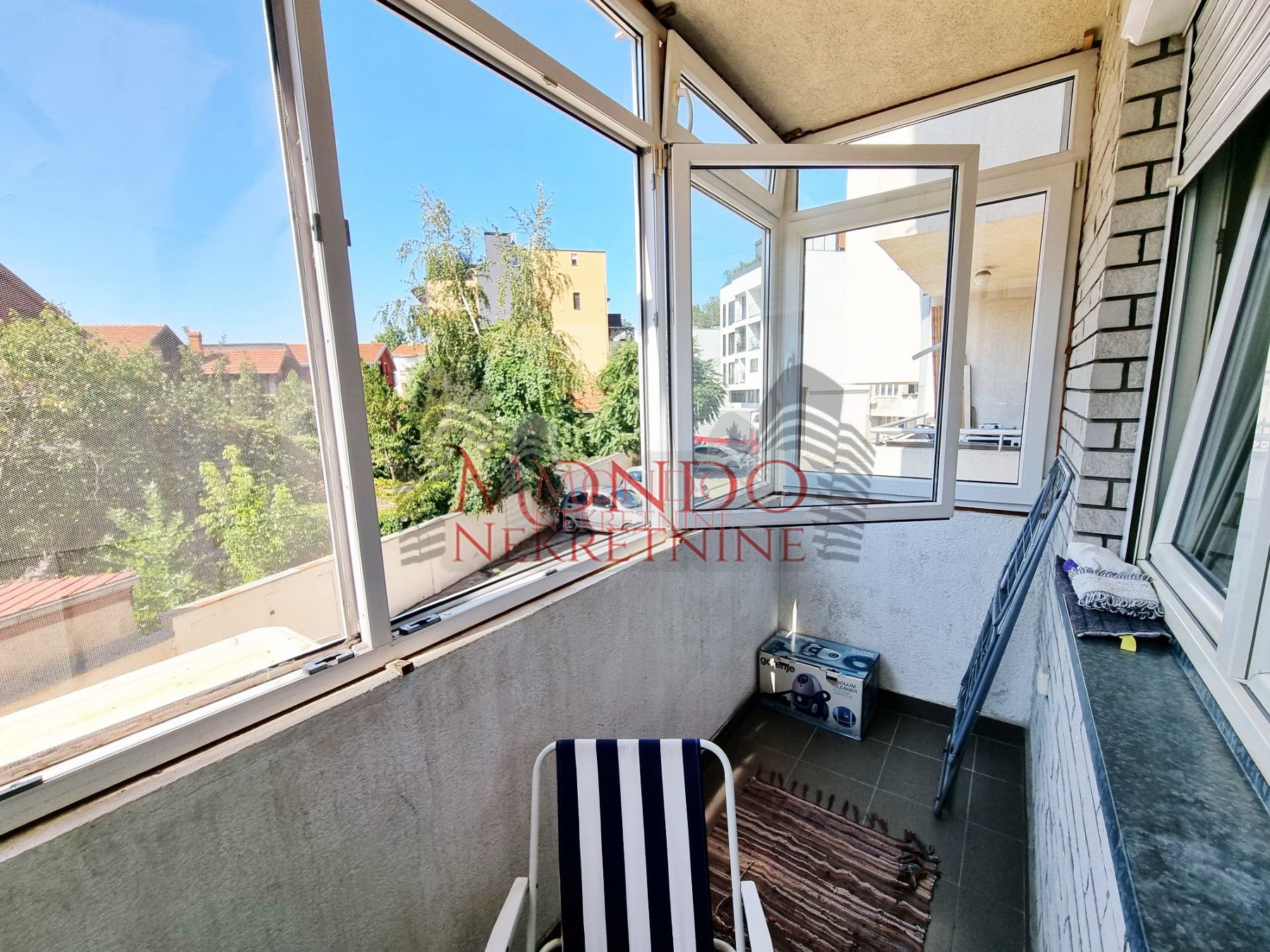 Izdaje se jednoiposoban stan preko puta parka Cair