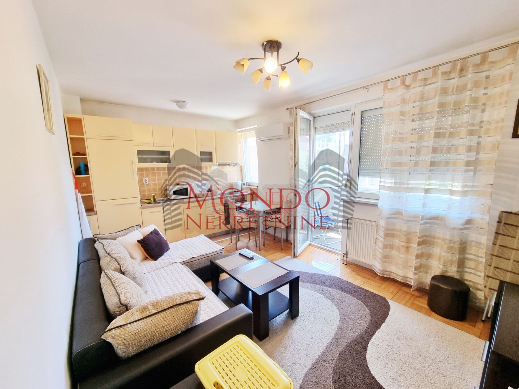 Izdaje se jednoiposoban stan preko puta parka Cair