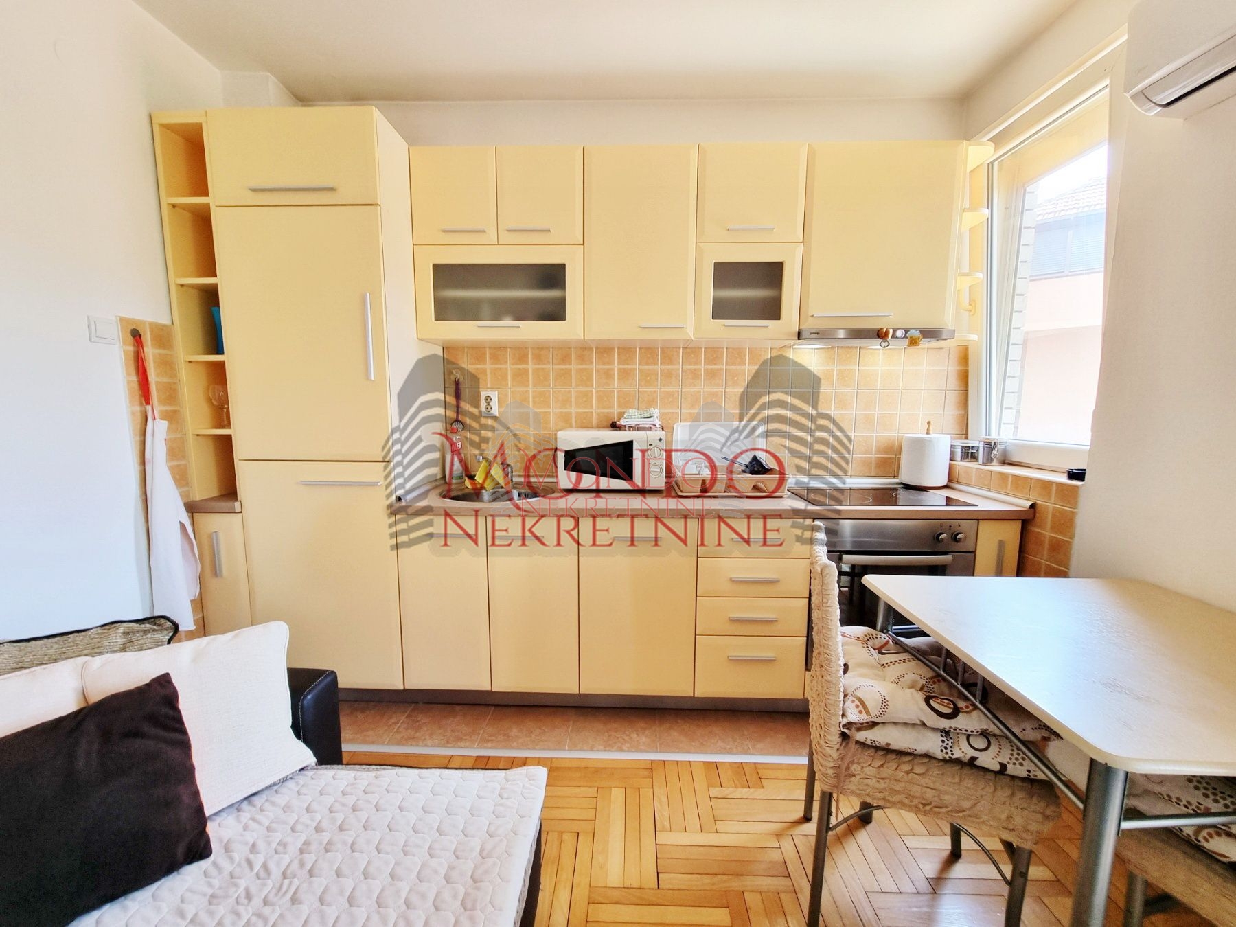 Izdaje se jednoiposoban stan preko puta parka Cair