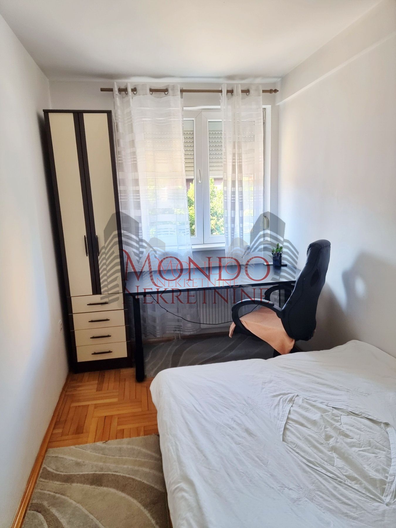 Izdaje se jednoiposoban stan preko puta parka Cair