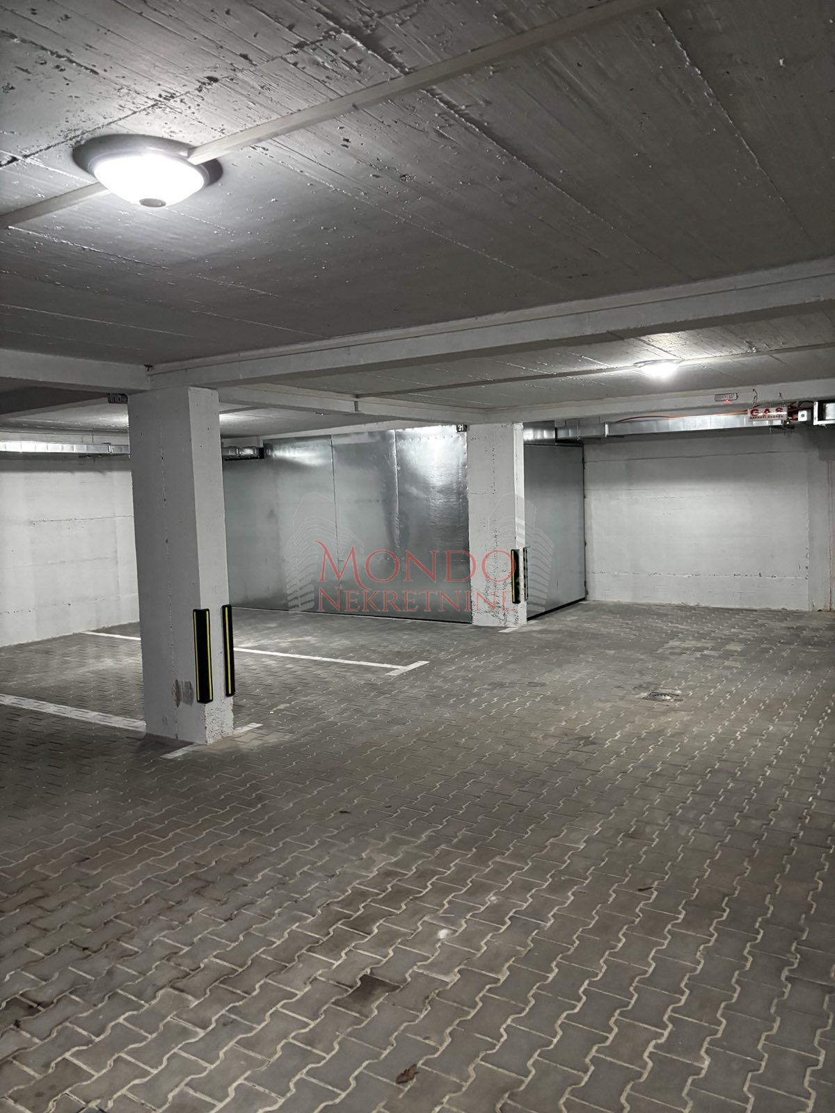 Parking mesto u podzemnoj garazi u novoj zgradi kod Caira