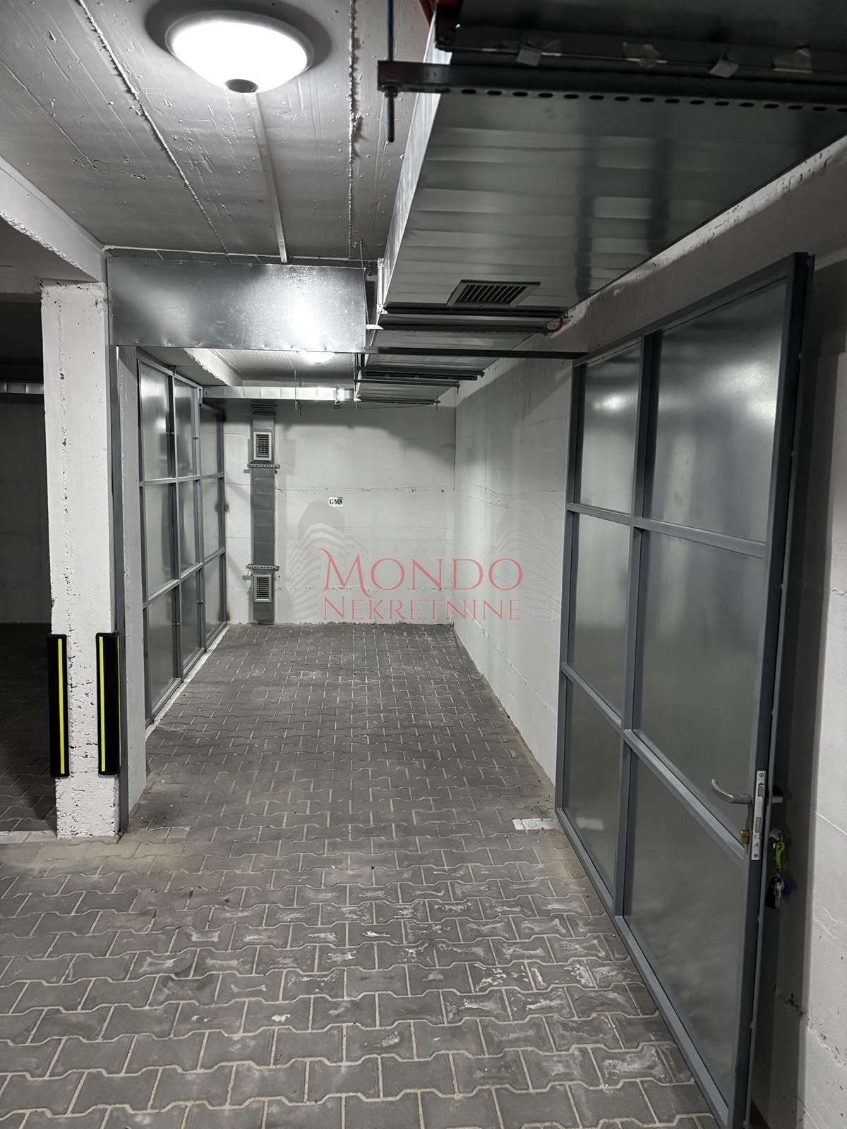 Zatvorena garaza u podzemnoj garazi kod parka Cair