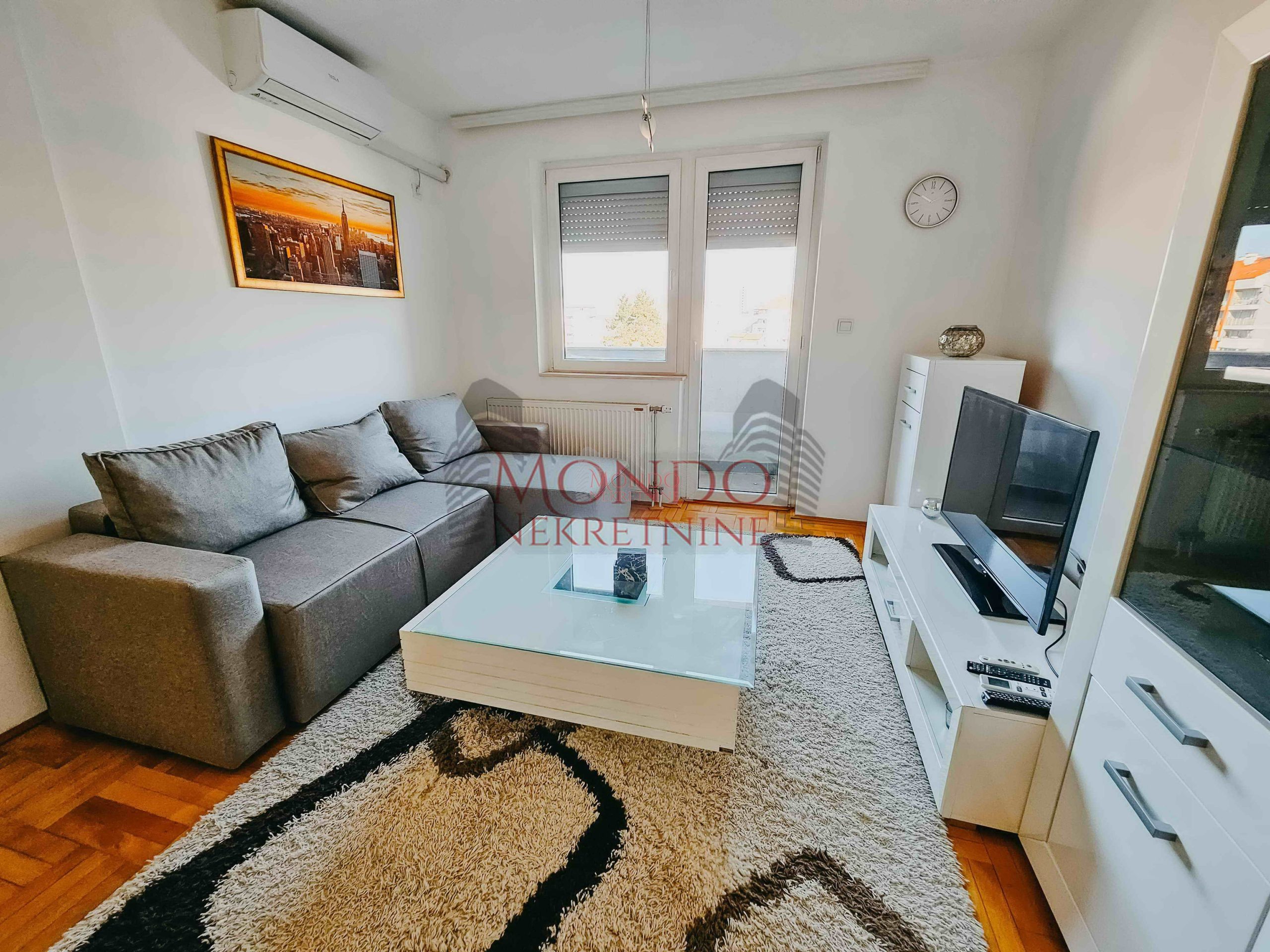 Dvoiposoban stan u novoj zgradi na Crvenom pevcu