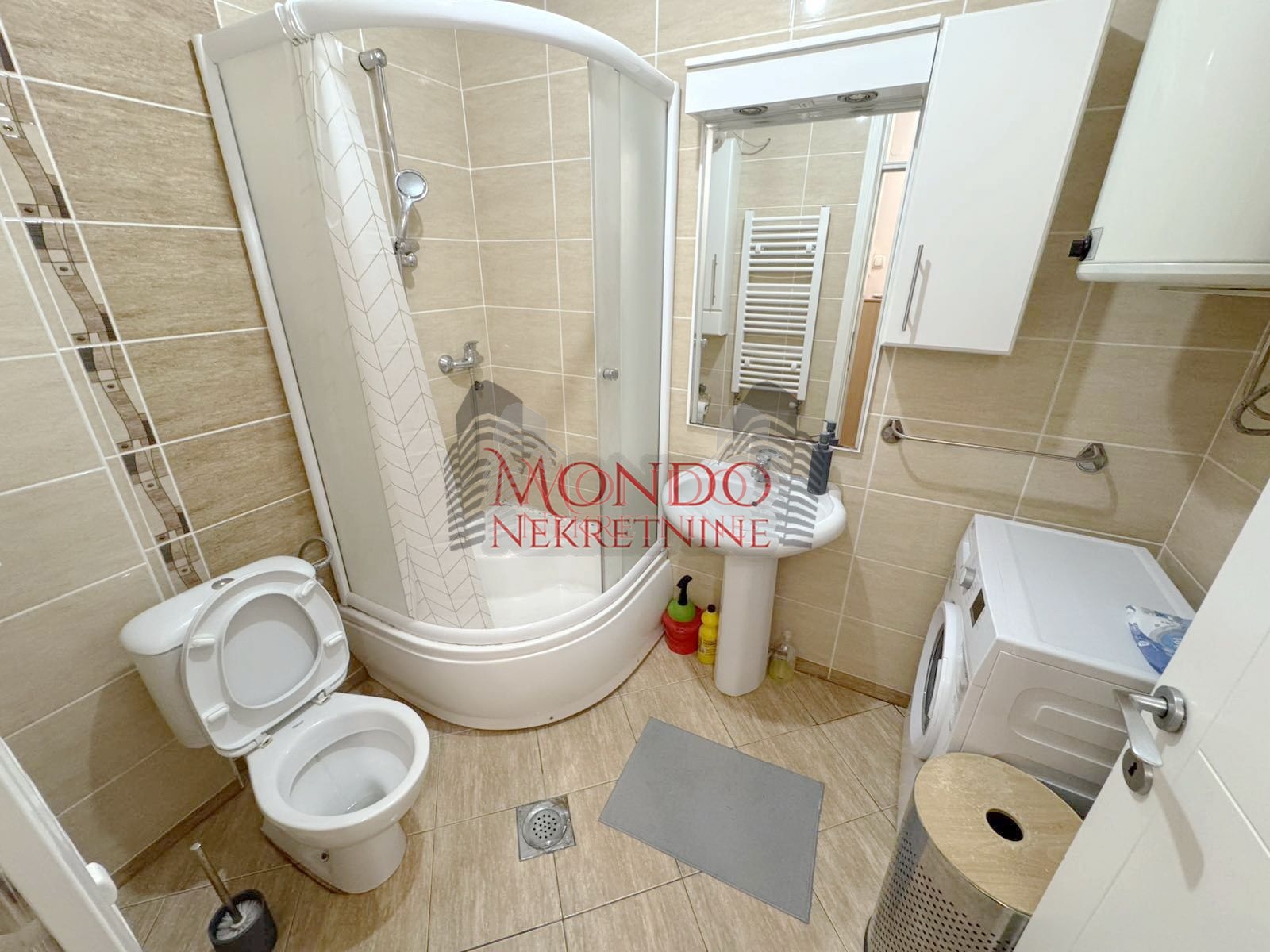 Jednoiposoban stan u novoj zgradi preko puta Pravnog fakulteta