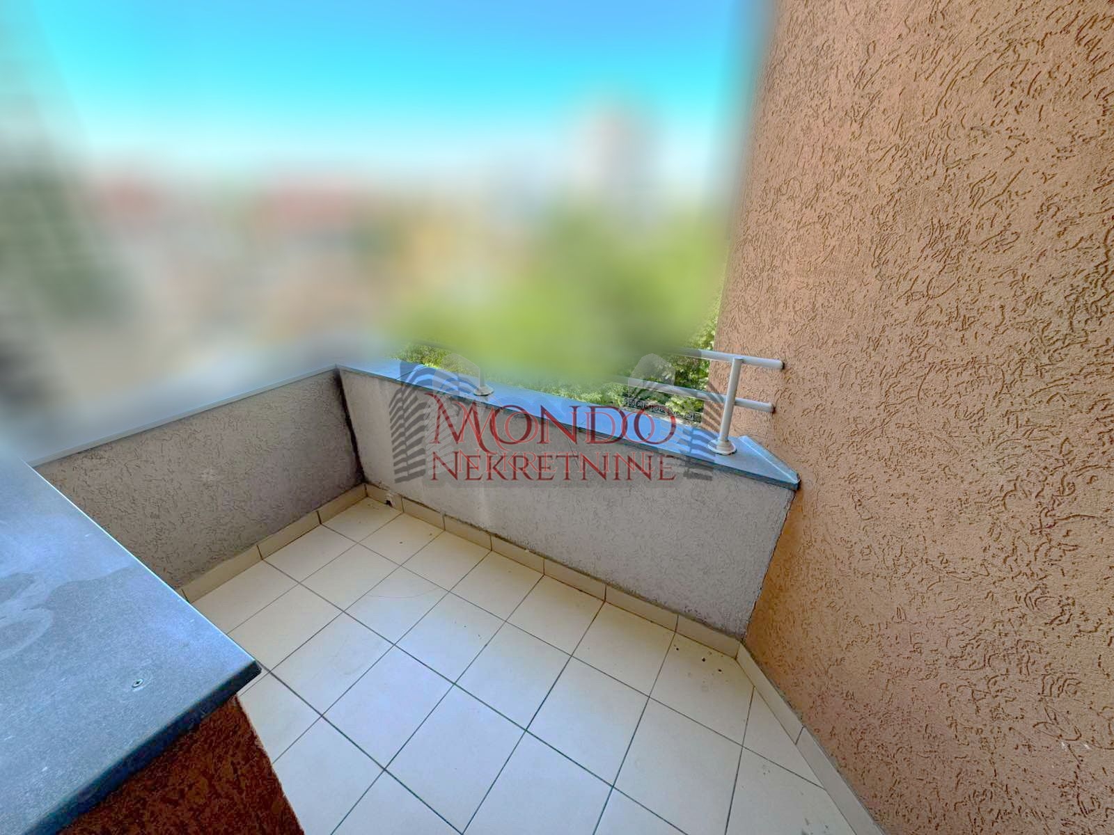 Jednoiposoban stan u novoj zgradi preko puta Pravnog fakulteta