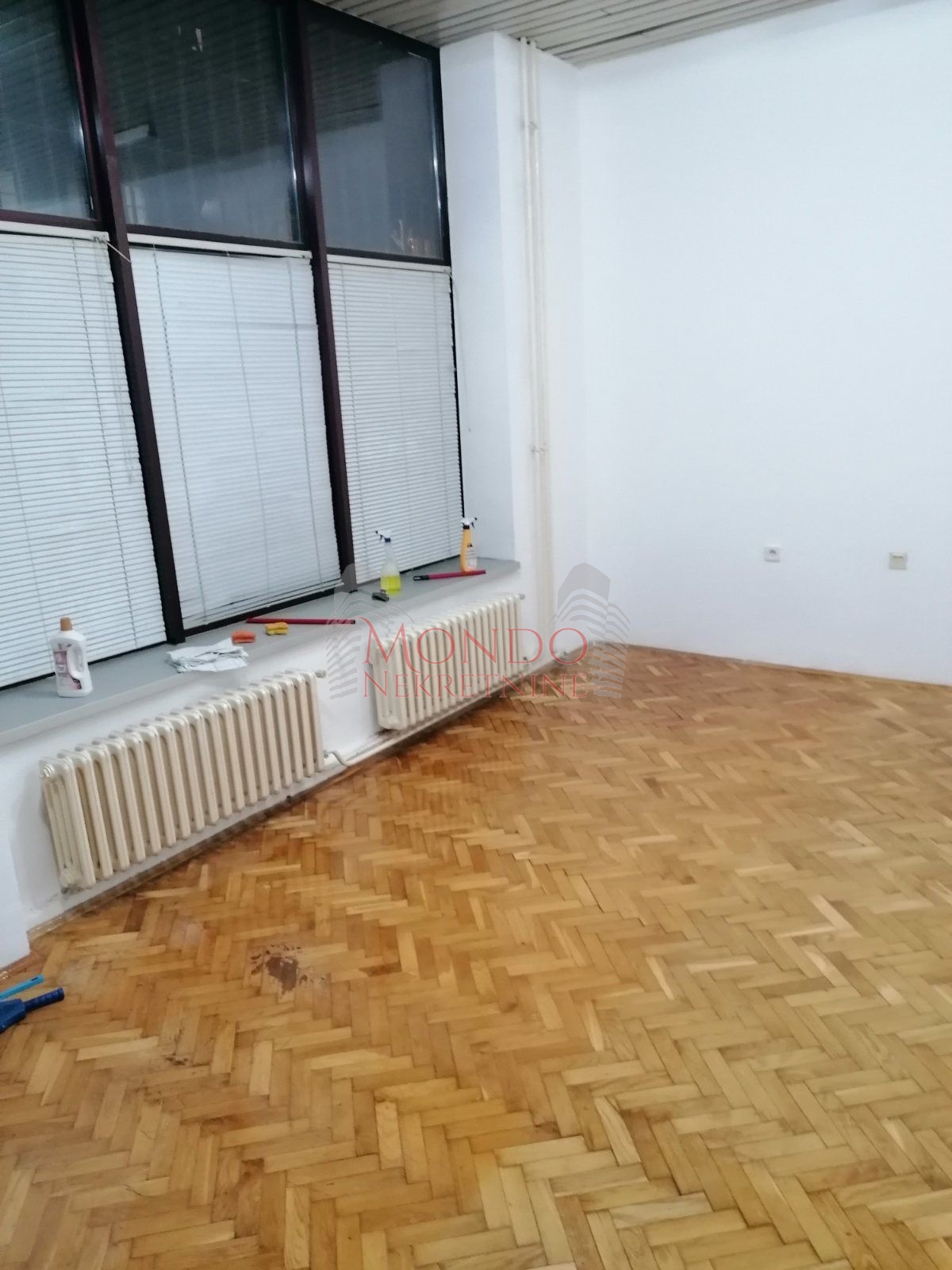 Lokal se nalaziu prizemlju stambene zgrade u Bozidarcevoj ulici