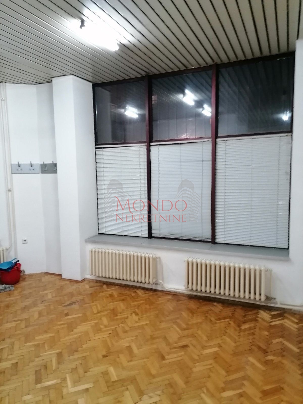 Lokal se nalaziu prizemlju stambene zgrade u Bozidarcevoj ulici