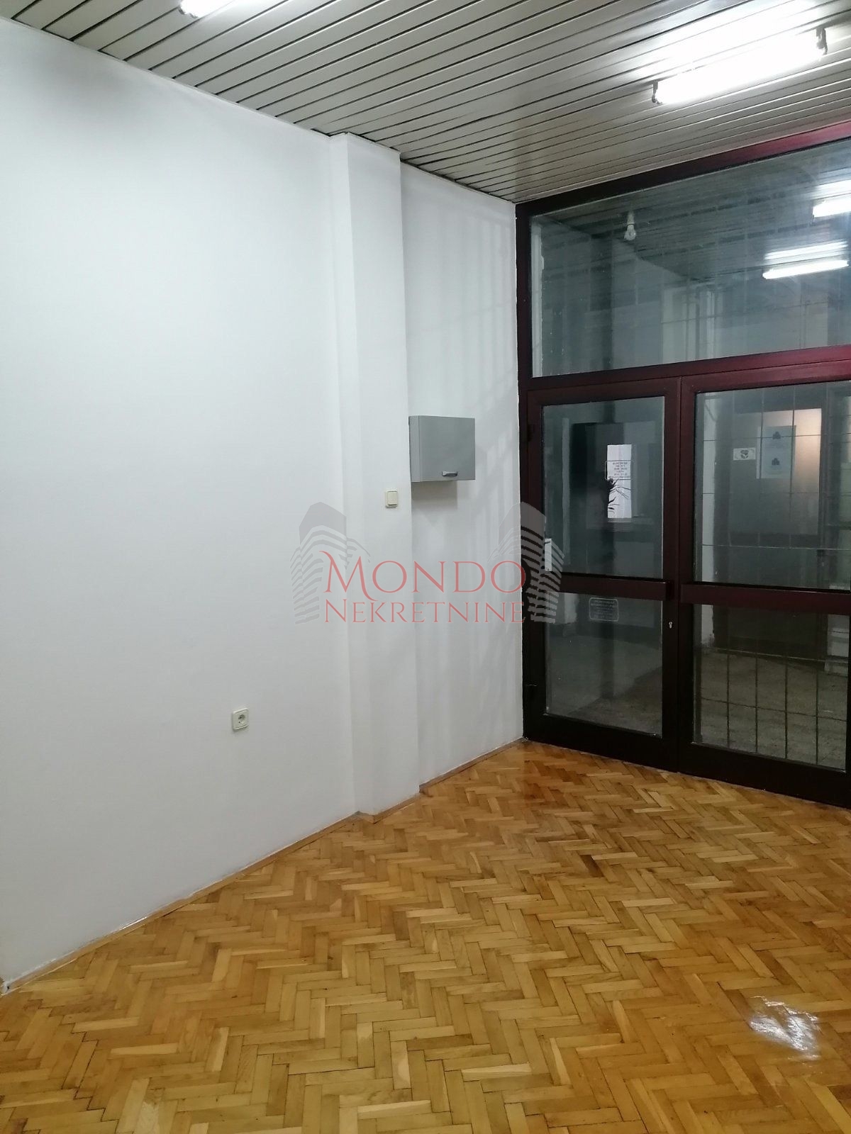 Lokal se nalaziu prizemlju stambene zgrade u Bozidarcevoj ulici