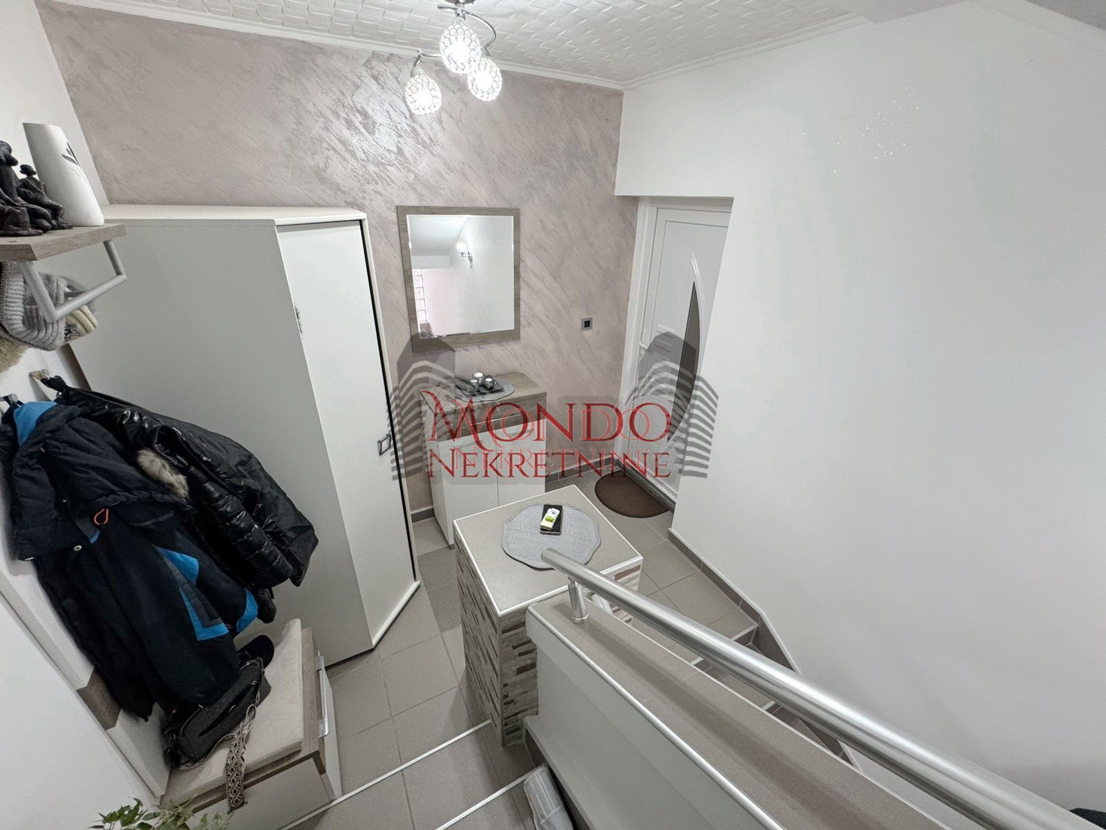 Na prodaju kuca u Donjoj Vrezini u blizini kafane Tri cveta