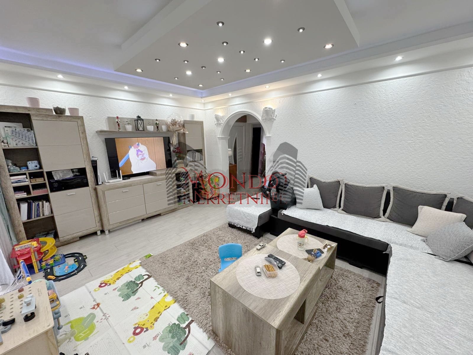 Na prodaju kuca u Donjoj Vrezini u blizini kafane Tri cveta