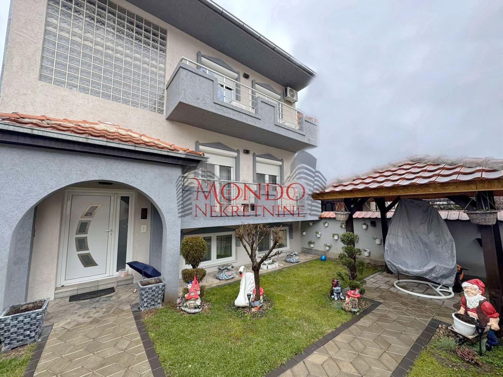 Na prodaju kuca u Donjoj Vrezini u blizini kafane Tri cveta