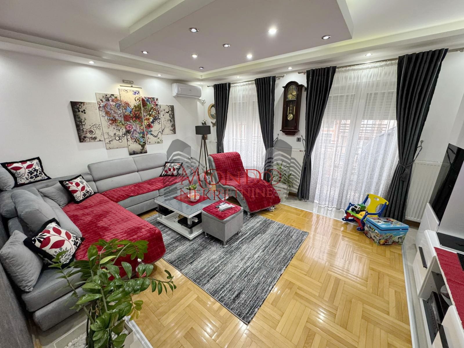 Na prodaju kuca u Donjoj Vrezini u blizini kafane Tri cveta