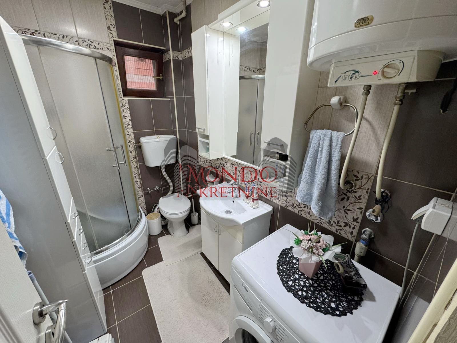 Na prodaju kuca u Donjoj Vrezini u blizini kafane Tri cveta