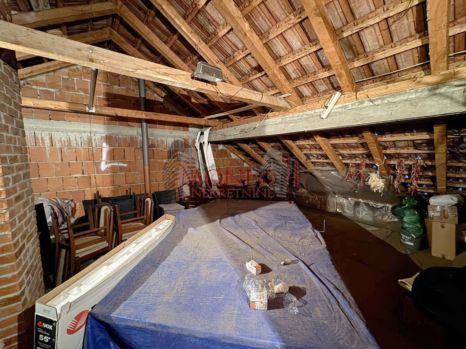 Na prodaju kuca u Donjoj Vrezini u blizini kafane Tri cveta