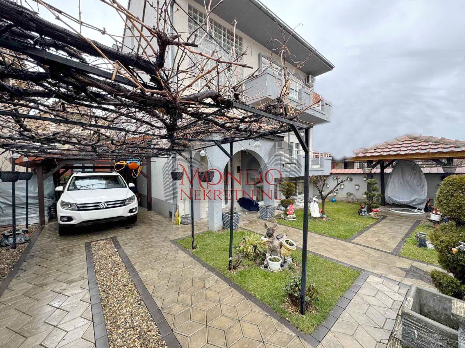 Na prodaju kuca u Donjoj Vrezini u blizini kafane Tri cveta