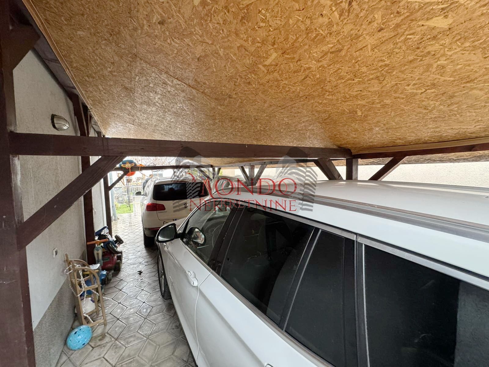 Na prodaju kuca u Donjoj Vrezini u blizini kafane Tri cveta