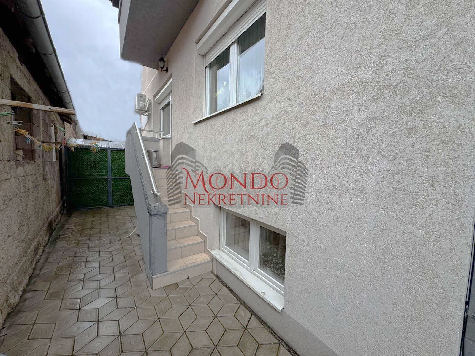 Na prodaju kuca u Donjoj Vrezini u blizini kafane Tri cveta