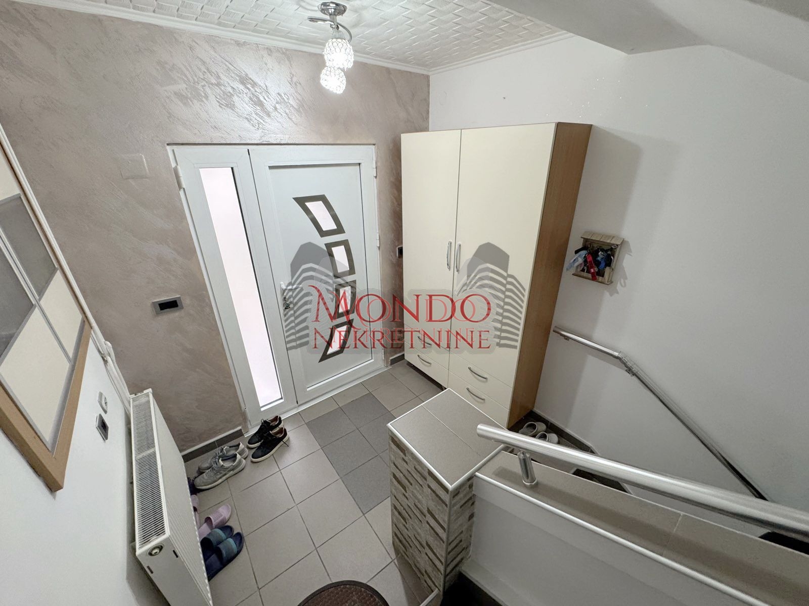 Na prodaju kuca u Donjoj Vrezini u blizini kafane Tri cveta