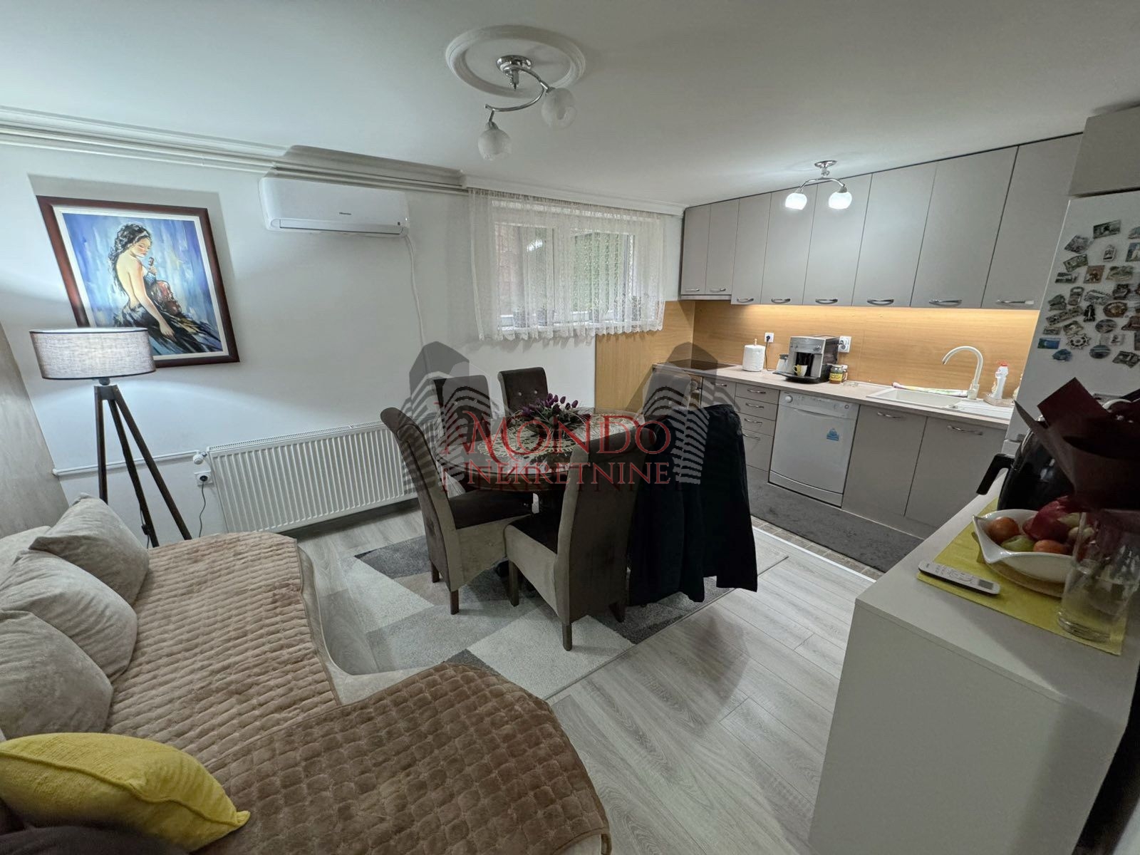 Na prodaju kuca u Donjoj Vrezini u blizini kafane Tri cveta